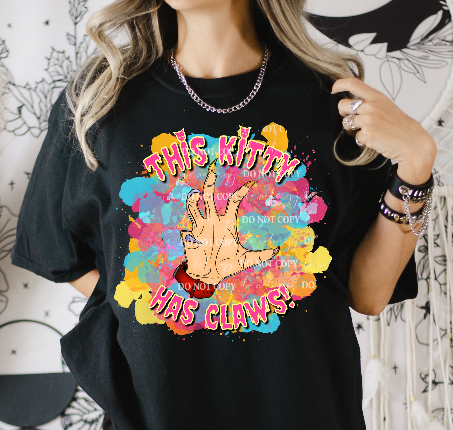 This kitty has claws